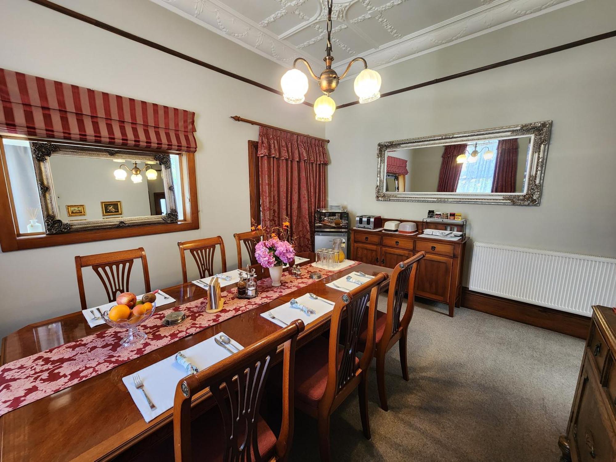 The Fern & Thistle Luxury Accommodation- Drinks, Hotpool, Sauna بالكلوثا المظهر الخارجي الصورة